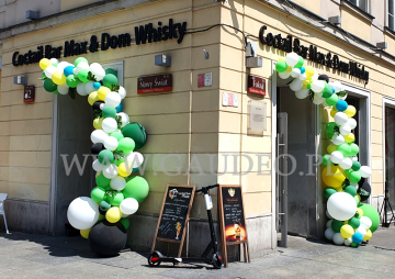 Girlandy z balonów jako dekoracja wejścia.