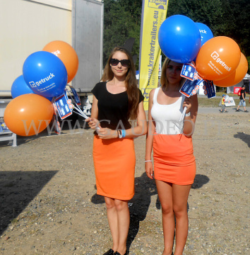 Hostessy z balonami reklamowymi na patyczkach.