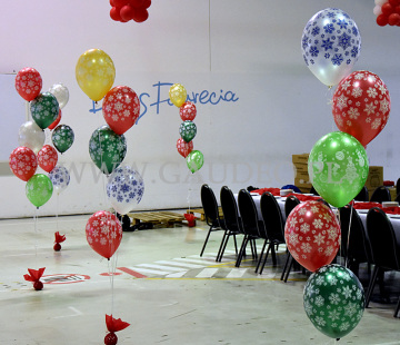 Balony z helem jako dekoracja imprezy mikołajkowej.