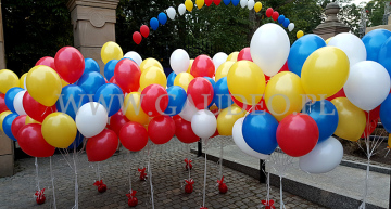Balony z helem w pękach.