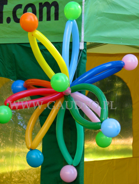 Balonowy model atomu na Dolnośląskim Festiwalu Nauki.