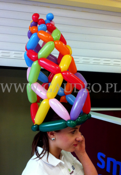 Hostessa w balonowej czapce.