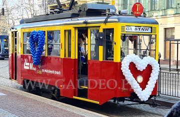 Balonowa walentynkowa dekoracja tramwaju.