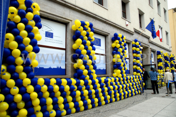 Ściany zakryte balonami na otwarcie biura Parlamentu Europejskiego we Wrocławiu.