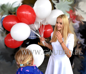 Biało-czerwone balony patriotyczne rozdawane przez hostessę.