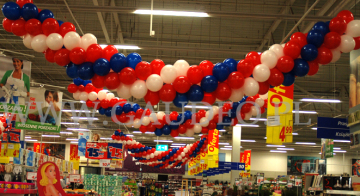 Girlandy balonowe w hipermarkecie Real z okazji urodzin.