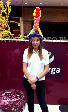 Hostessa w balonowym kapeluszu.
