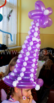 Kapelusz skręcony z balonów.