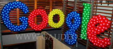 Balonowy napis google na imprezie firmowej.