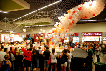 Balony spadają na klientów galerii.