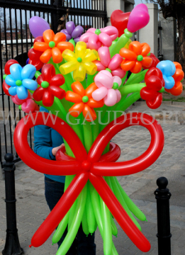Duży bukiet z kwiatków balonowych.