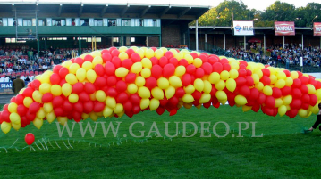 Balony z helem na chwilę przed puszczeniem w niebo na Stadionie Olimpijskim we Wrocławiu.