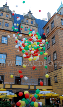 Balony wypełnione helem ulatują ku niebu.