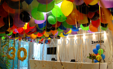 Balony z helem w warszawskim biurze.