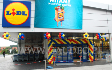 Brama z balonów na otwarciu nowego sklepu Lidla.