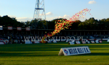 Wypuszczenie 1000 balonów na meczu żużlowym we Wrocławiu.