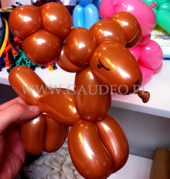 Renifer skręcony z balonów.