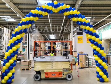Brama z balonów w Castoramie.