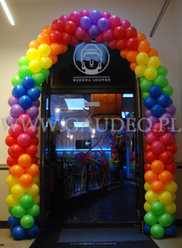Kolorowa brama balonowa jako dekoracja wejścia do restauracji.