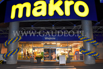 Girlandy balonowe na flarach jako dekoracja sklepu z okazji urodzin.