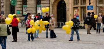 Rozdawanie balonów na patyczkach z nadrukowanym logo z okazji dnia życzliwości.