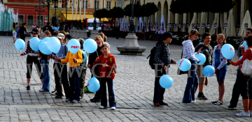 Przechodnie chętnie biorą balony na patyczkach.