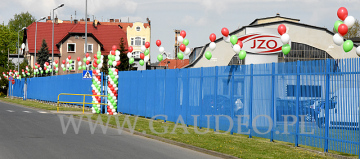 Dekoracje balonowe na płocie JZO w Jeleniej Górze.