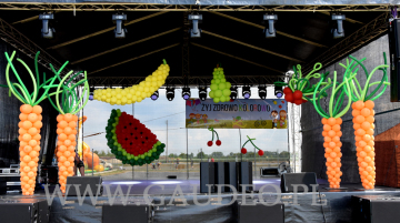 Balonowa dekoracja sceny na event.