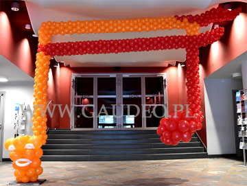 Brama balonowa przy wejściu do teatru.