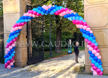 Brama łuk z balonów we wrocławskim Parku Staromiejskim.