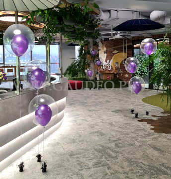 Eleganckie balony w balonie jako dekoracja biura.
