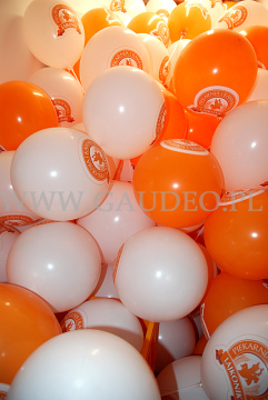 Balony reklamowe na patyczkach przygotowane do rozdawania.